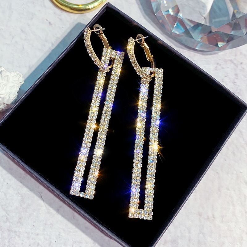 Sleek Gold-Tone Hoop Earrings for Women – Everyday Elegance